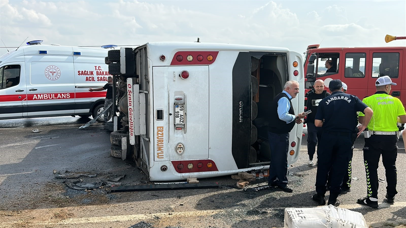 Yolcu midibüsü devrildi: 1'i ağır 17 yaralı