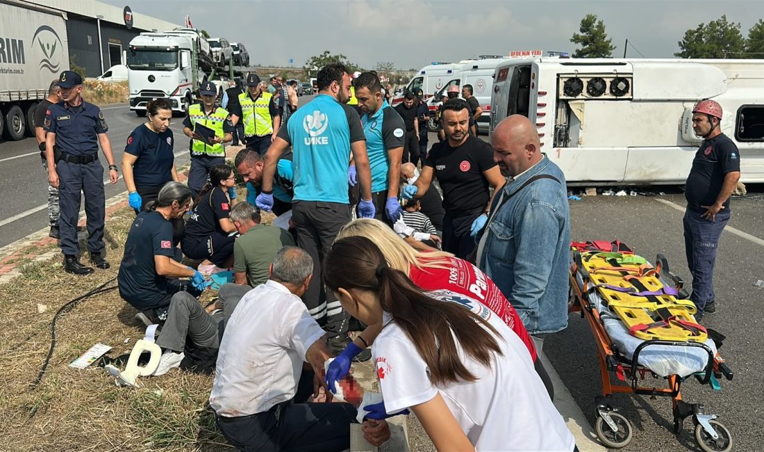 Antalya-Isparta karayolunda yolcu midibüsünün devrilmesi sonucu trafik kazası meydana geldi.
