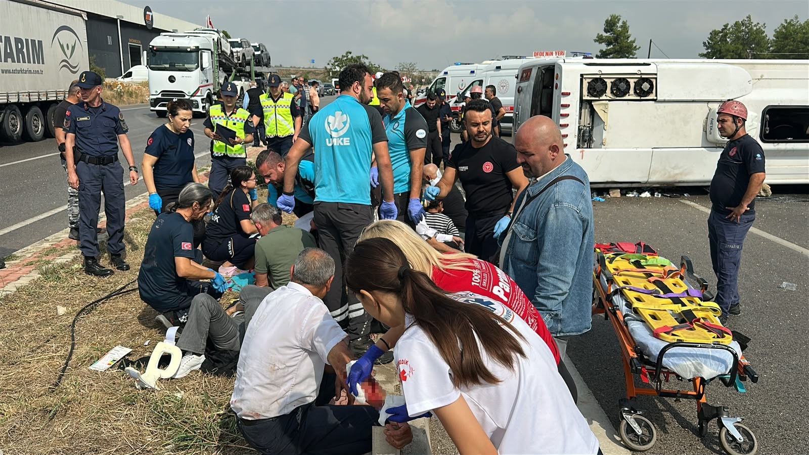 Antalya-Isparta karayolunda yolcu midibüsünün devrilmesi sonucu trafik kazası meydana geldi.