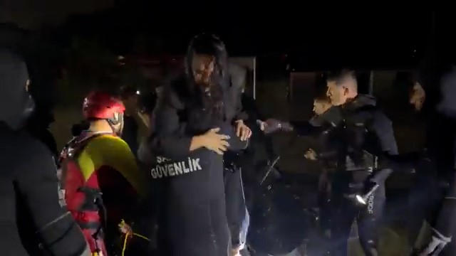 Selde mahsur kalan oyuncu Demet Özdemir kurtarıldı