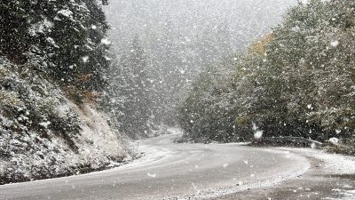 Bolu’da kentin yüksek kesimlerinde sabah saatlerinden itibaren kar yağışı etkisini