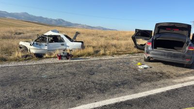 Afyonkarahisar’ın Emirdağ ilçesinden acı haber geldi. İki otomobilin yüksek hızla