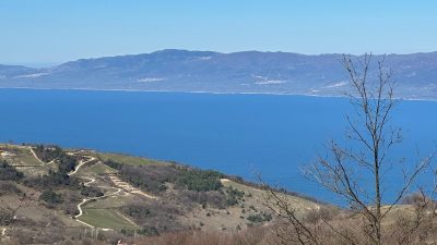 Yaklaşık 700 rakımlı mahalle; sağ tarafında İznik Gölü ve Orhangazi,