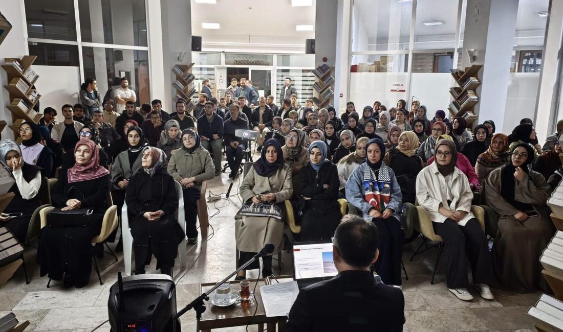 Afyon Kocatepe Üniversitesi Diyanet Gençlik Merkezi’nde gerçekleştirilen programa Doç. Dr.