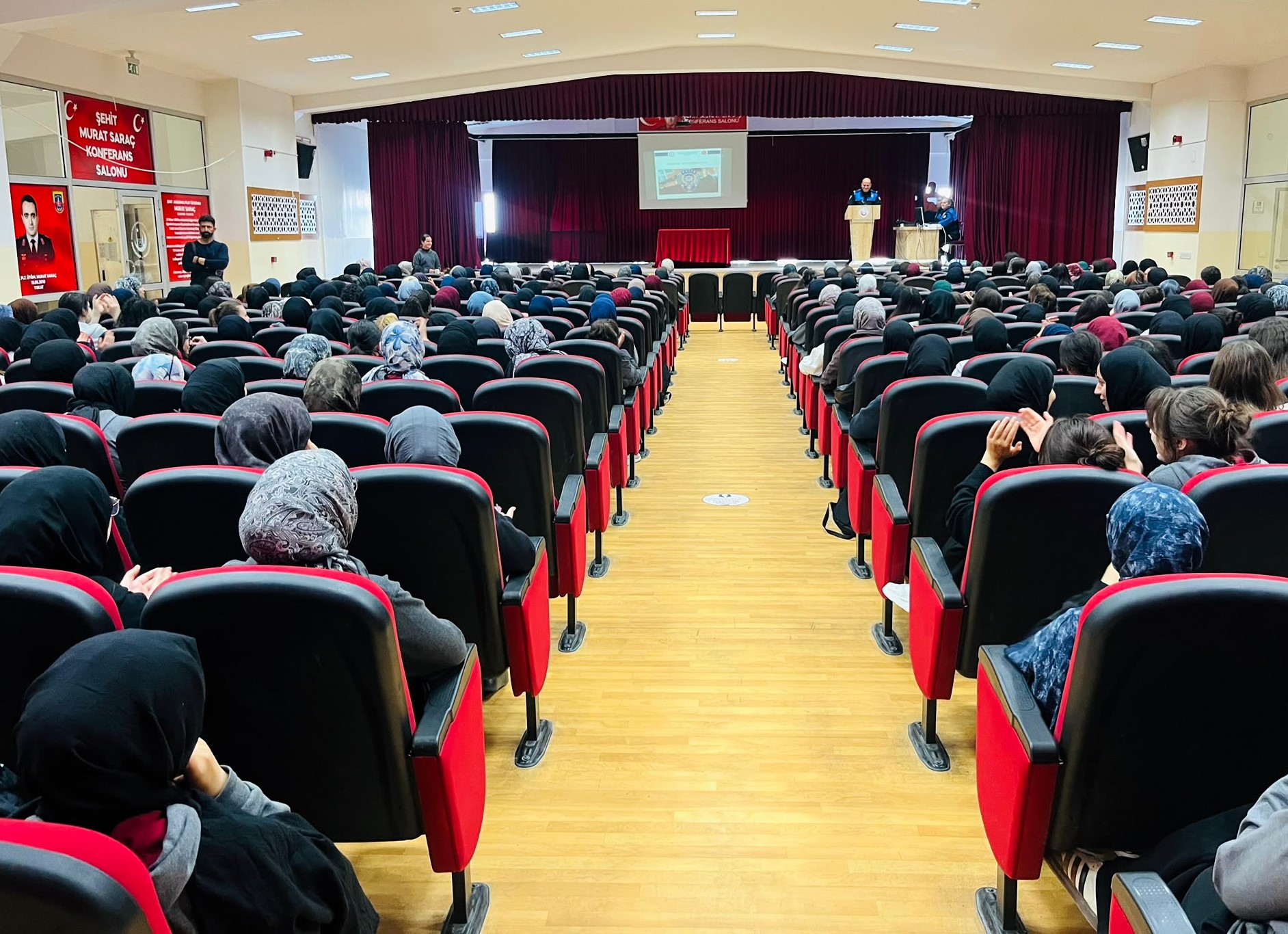 Afyon’da polis ekiplerinden öğrencilere önemli uyarılar