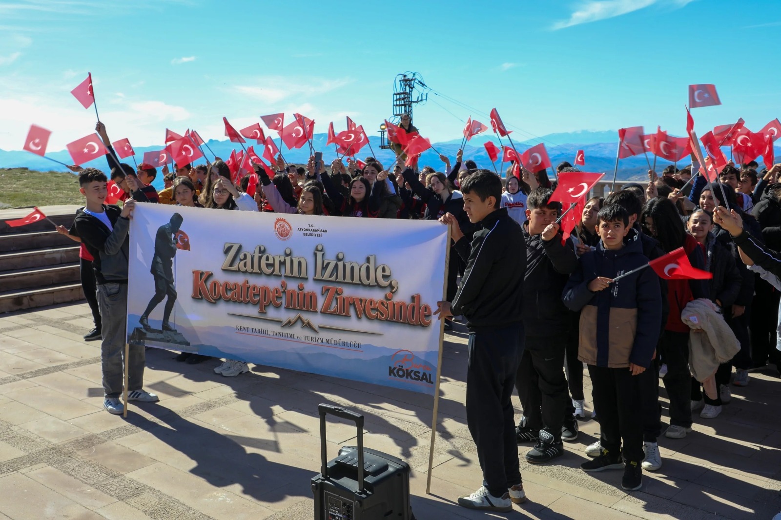 Afyonkarahisar Belediyesi’nden öğrencilere Kocatepe’de zafer yolculuğu