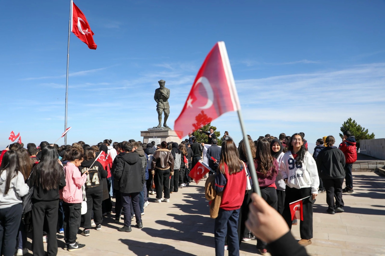 Afyonkarahisar Belediyesi’nden öğrencilere Kocatepe’de zafer yolculuğu