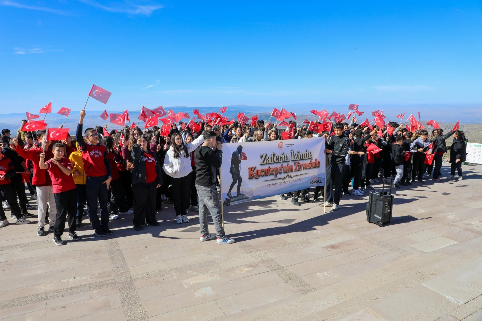 Afyonkarahisar Belediyesi’nden öğrencilere Kocatepe’de zafer yolculuğu