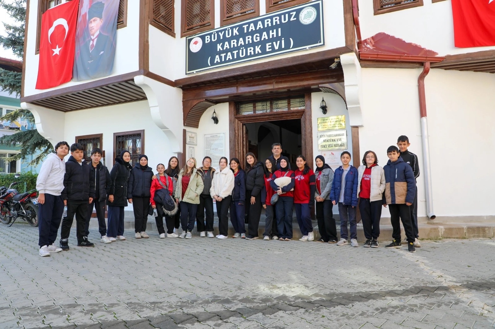 Afyonkarahisar Belediyesi’nden öğrencilere Kocatepe’de zafer yolculuğu