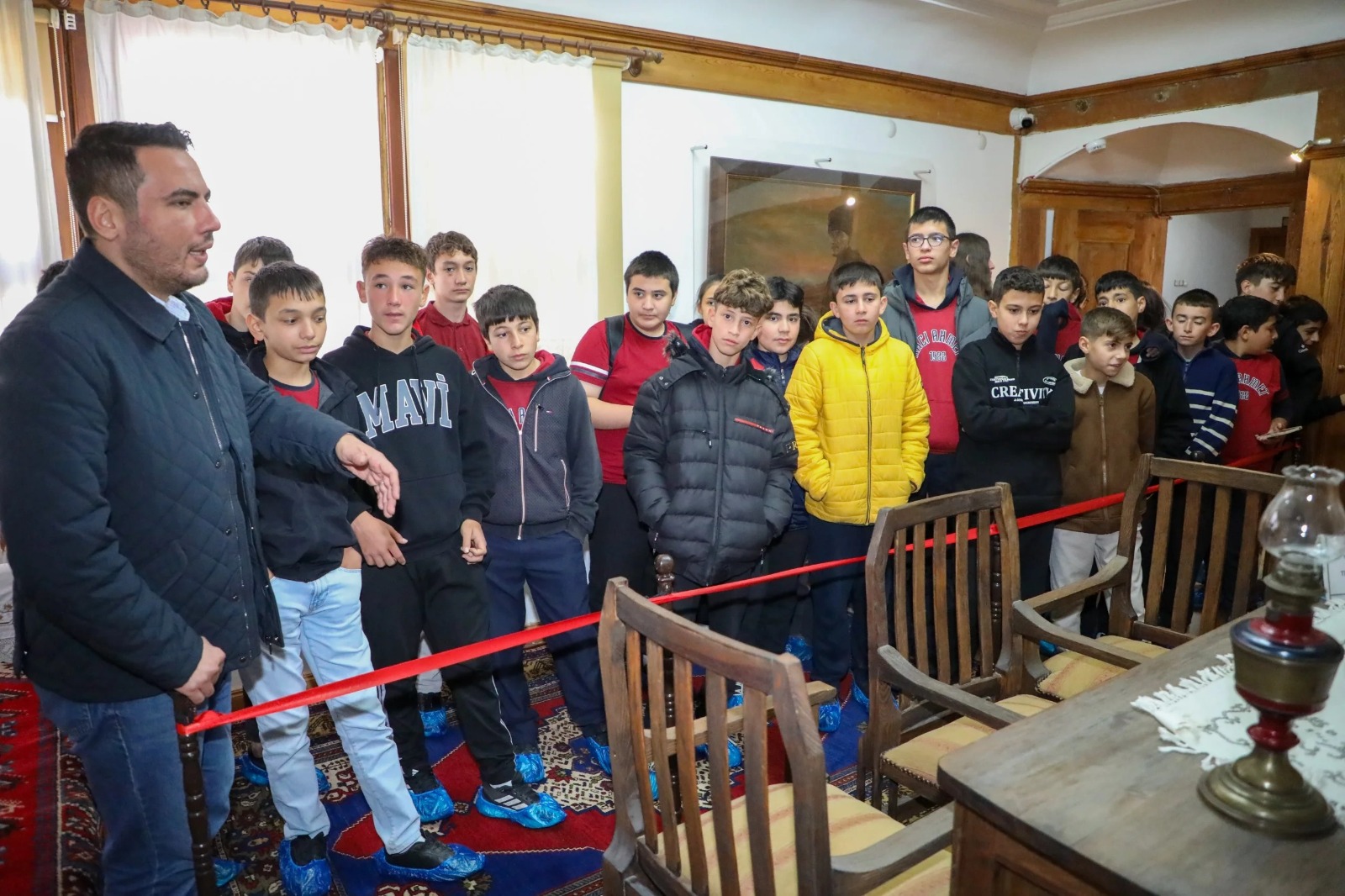 Afyonkarahisar Belediyesi’nden öğrencilere Kocatepe’de zafer yolculuğu