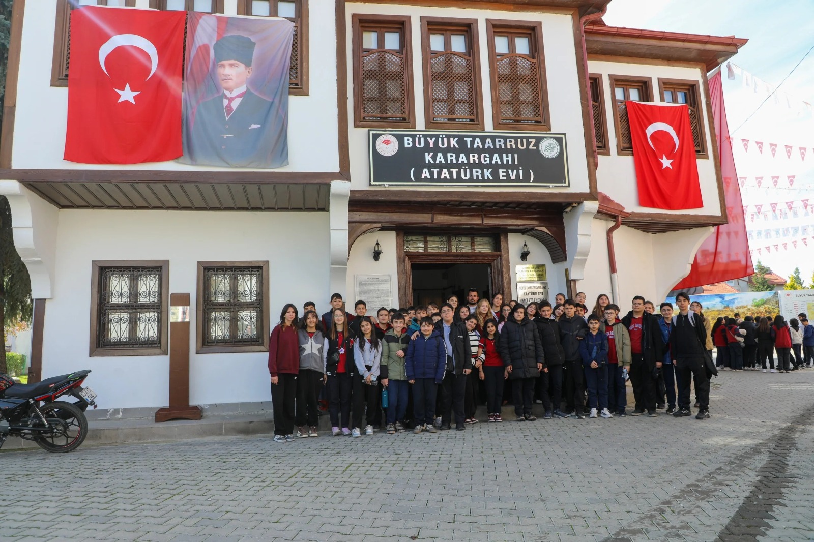 Afyonkarahisar Belediyesi’nden öğrencilere Kocatepe’de zafer yolculuğu