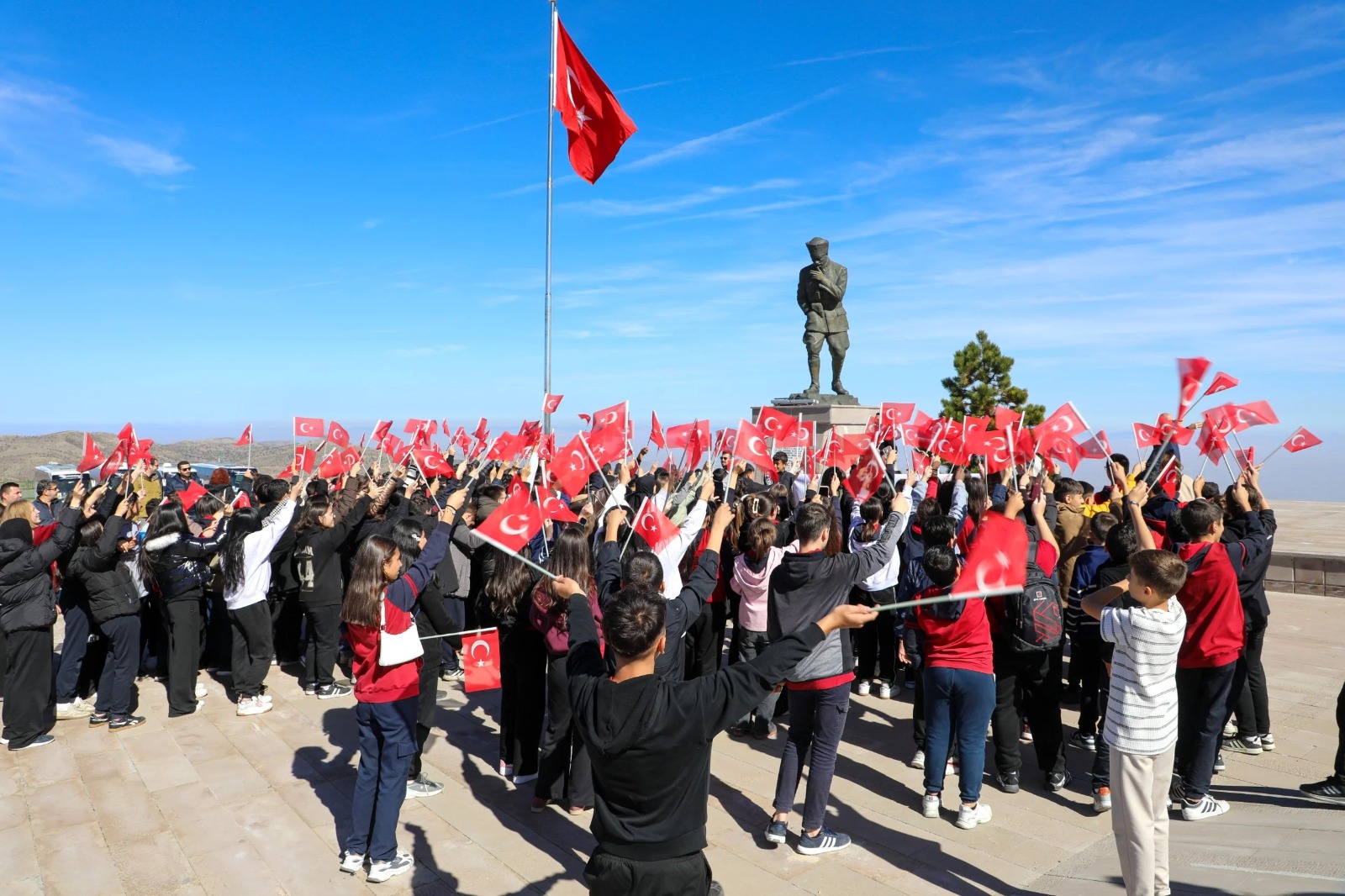 Afyonkarahisar Belediyesi’nden öğrencilere Kocatepe’de zafer yolculuğu