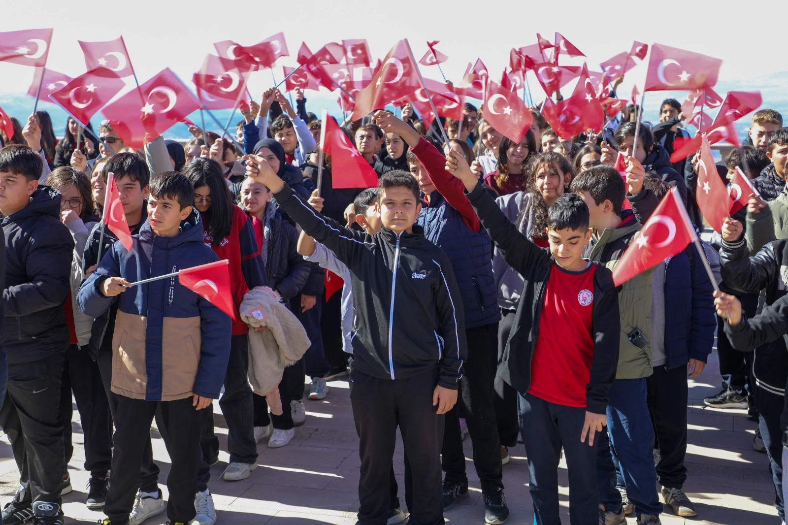 Afyonkarahisar Belediyesi’nden öğrencilere Kocatepe’de zafer yolculuğu
