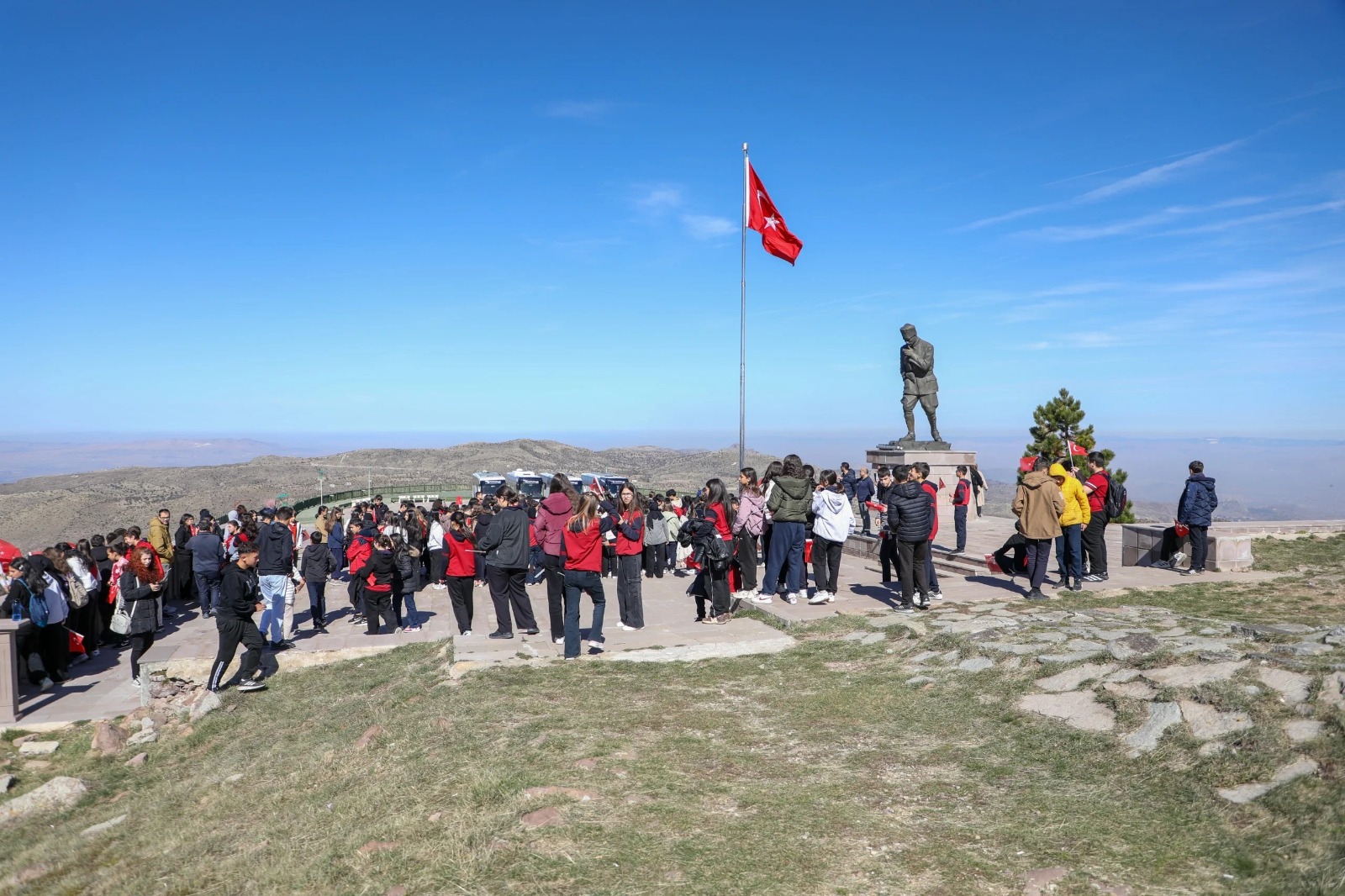 Afyonkarahisar Belediyesi’nden öğrencilere Kocatepe’de zafer yolculuğu