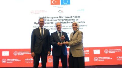 Geçici Koruyucu Aile Hizmet Modeli Değerlendirme Toplantısı’nda verilen ödül, Aile