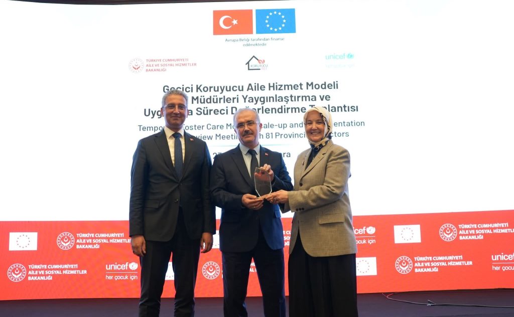 Geçici Koruyucu Aile Hizmet Modeli Değerlendirme Toplantısı’nda verilen ödül, Aile