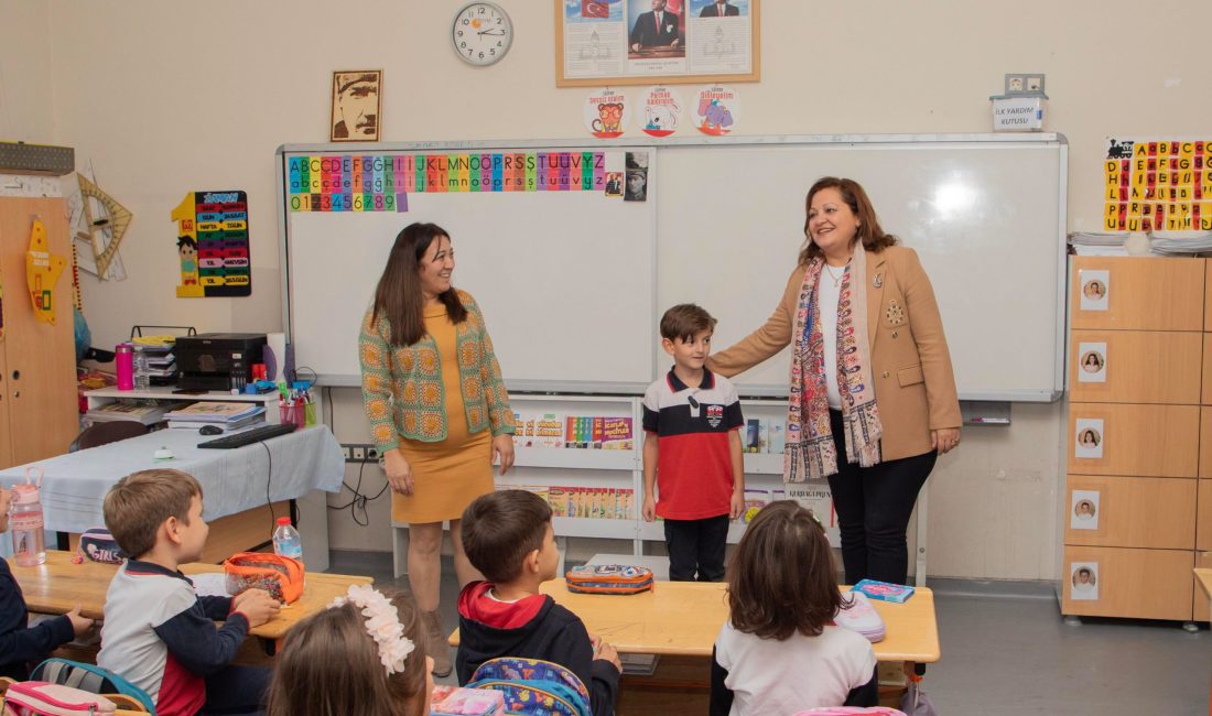 Afyonkarahisar Belediye Başkanı Burcu Köksal, minik öğrencilerin davetlerine kayıtsız kalmadı.
