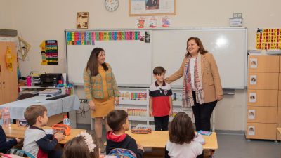 Afyonkarahisar Belediye Başkanı Burcu Köksal, minik öğrencilerin davetlerine kayıtsız kalmadı.