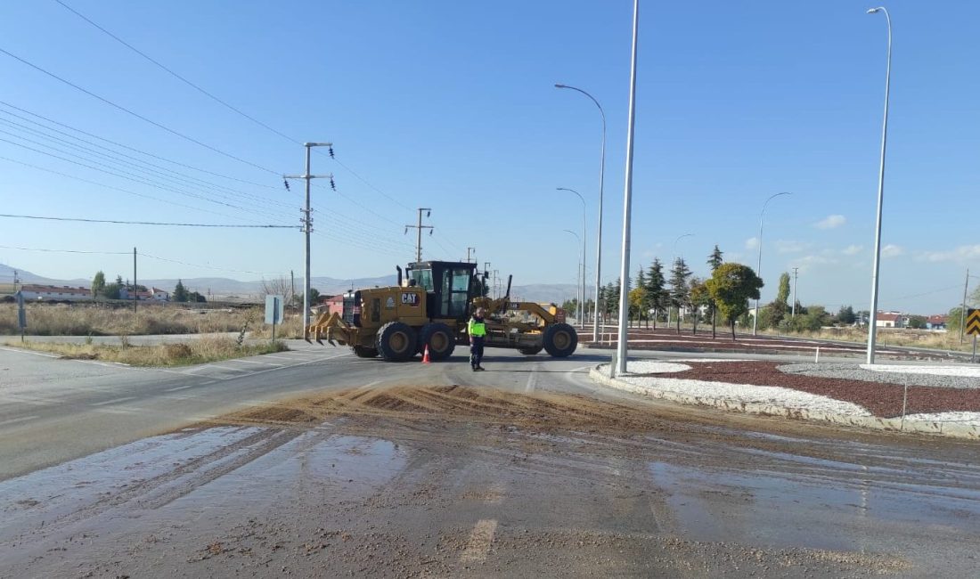 Belediye İtfaiye Müdürlüğü ekipleri, yola dökülen atıkları kontrollü şekilde temizleyerek