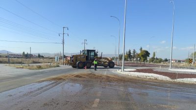 Belediye İtfaiye Müdürlüğü ekipleri, yola dökülen atıkları kontrollü şekilde temizleyerek