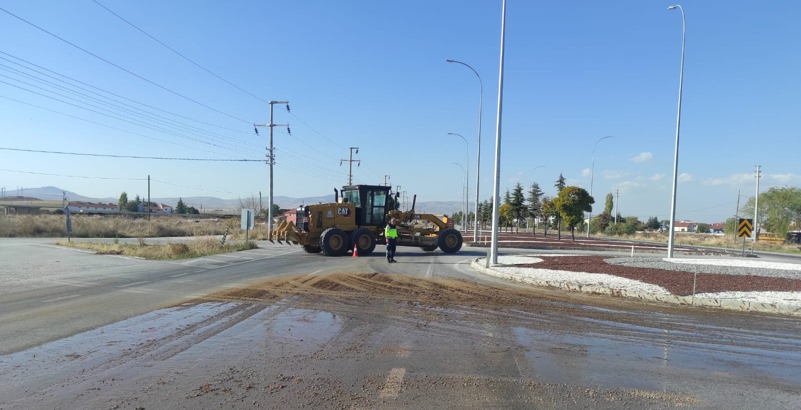 Belediye İtfaiye Müdürlüğü ekipleri, yola dökülen atıkları kontrollü şekilde temizleyerek