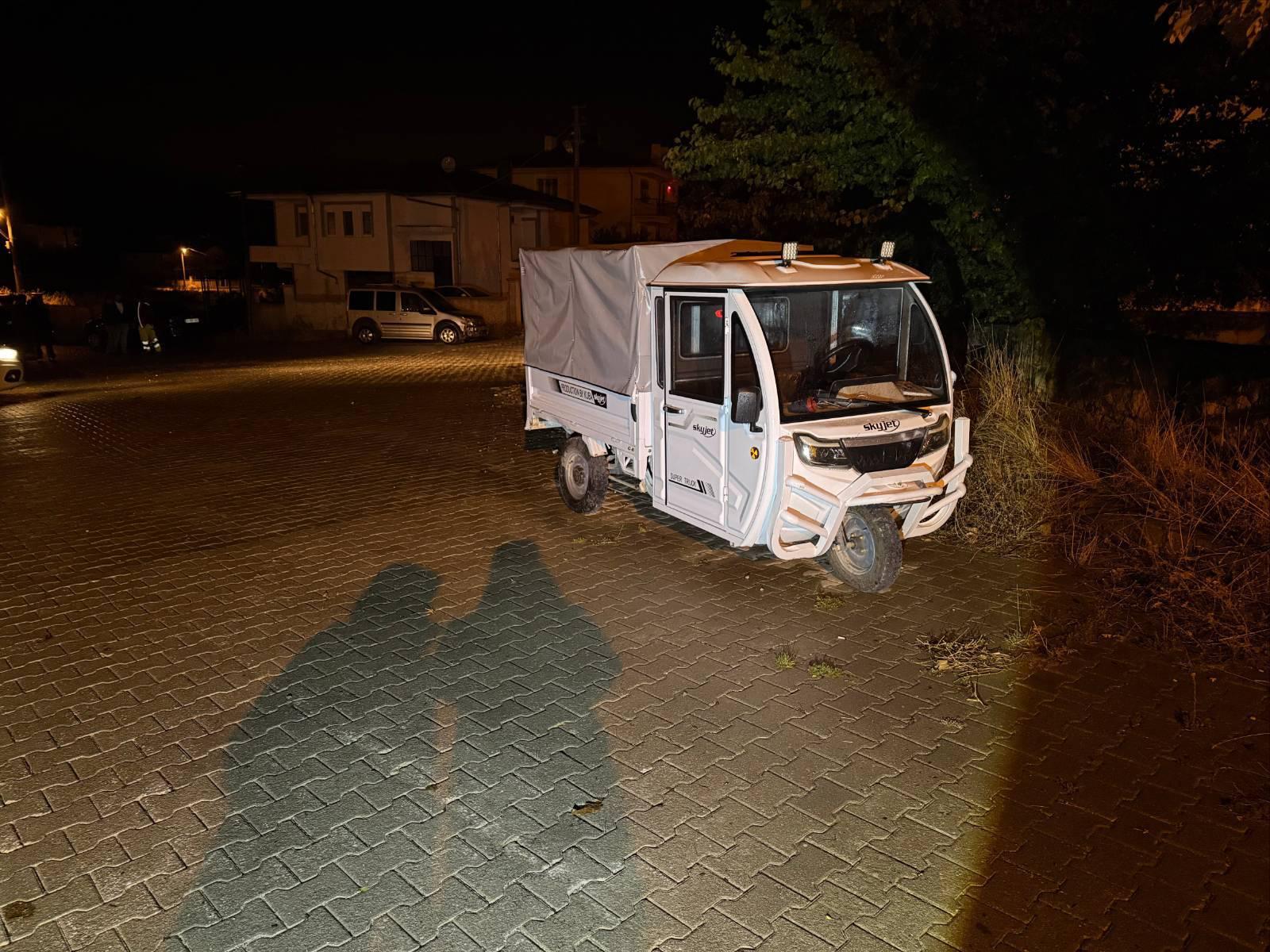 Bolvadin’de hafif ticari araç ile motosiklet çarpıştı