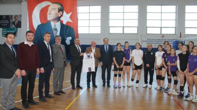 Çay Kaymakamı Hasan Hüsnü Türker, spor salonunda düzenlenen törende, “İl