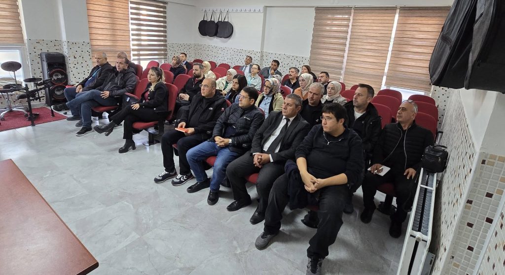 Emirdağ’da Mustafa Çekiç Ortaokulu ev sahipliğinde gerçekleştirilen toplantı, Emirdağ İlçe
