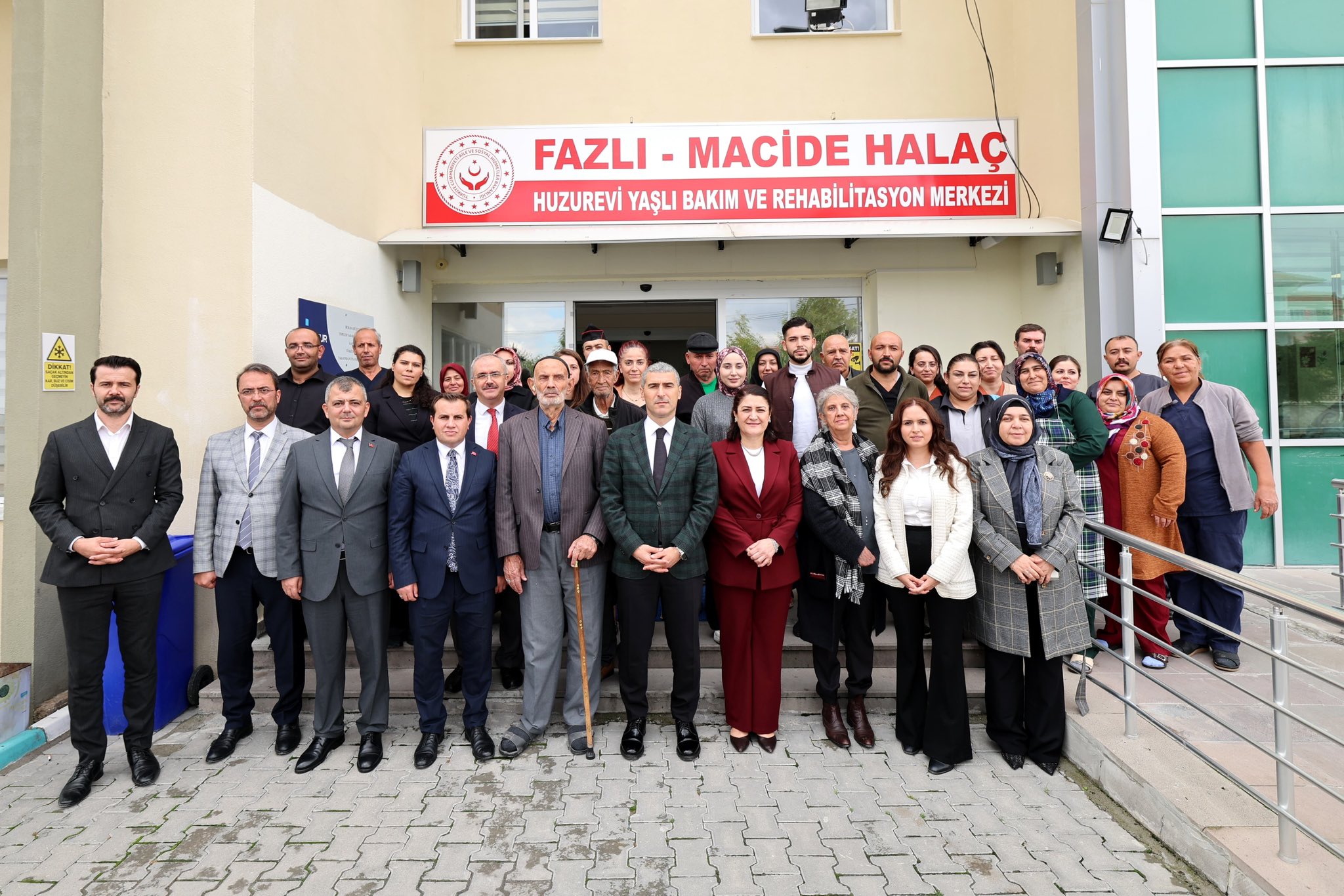 Vali Aktaş ve eşi, huzurevi sakinleriyle bir araya geldi