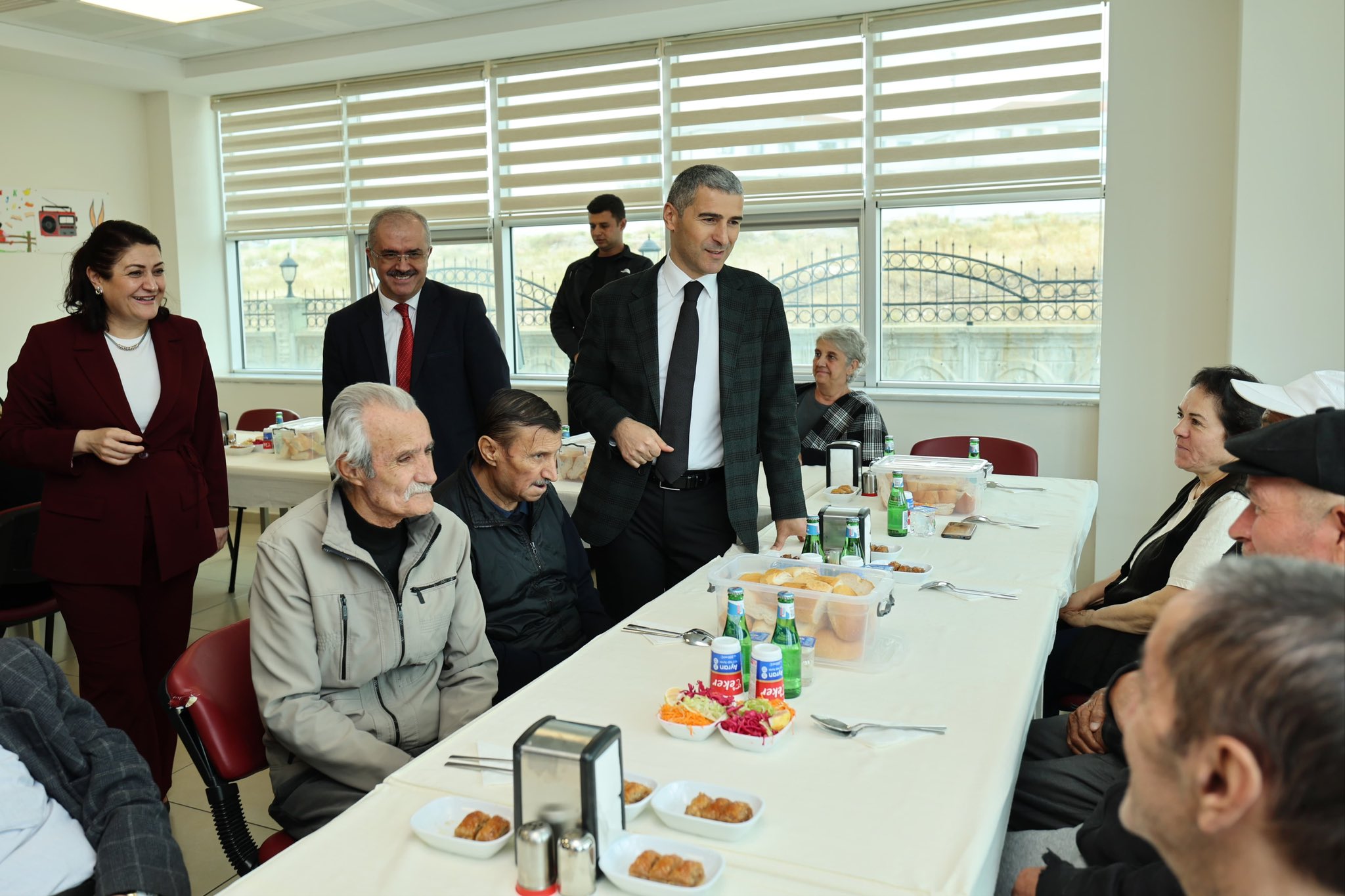 Vali Aktaş ve eşi, huzurevi sakinleriyle bir araya geldi