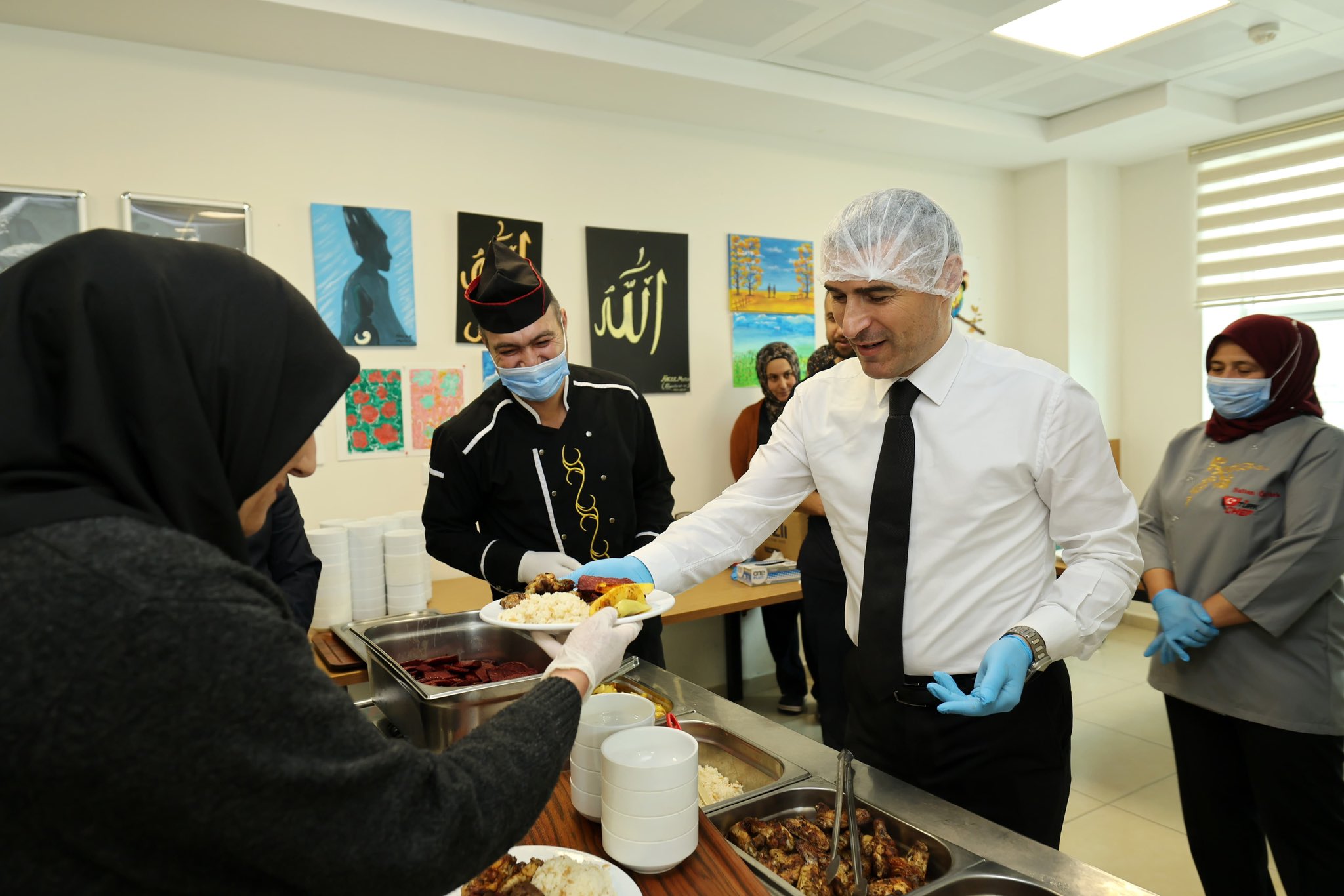 Vali Aktaş ve eşi, huzurevi sakinleriyle bir araya geldi