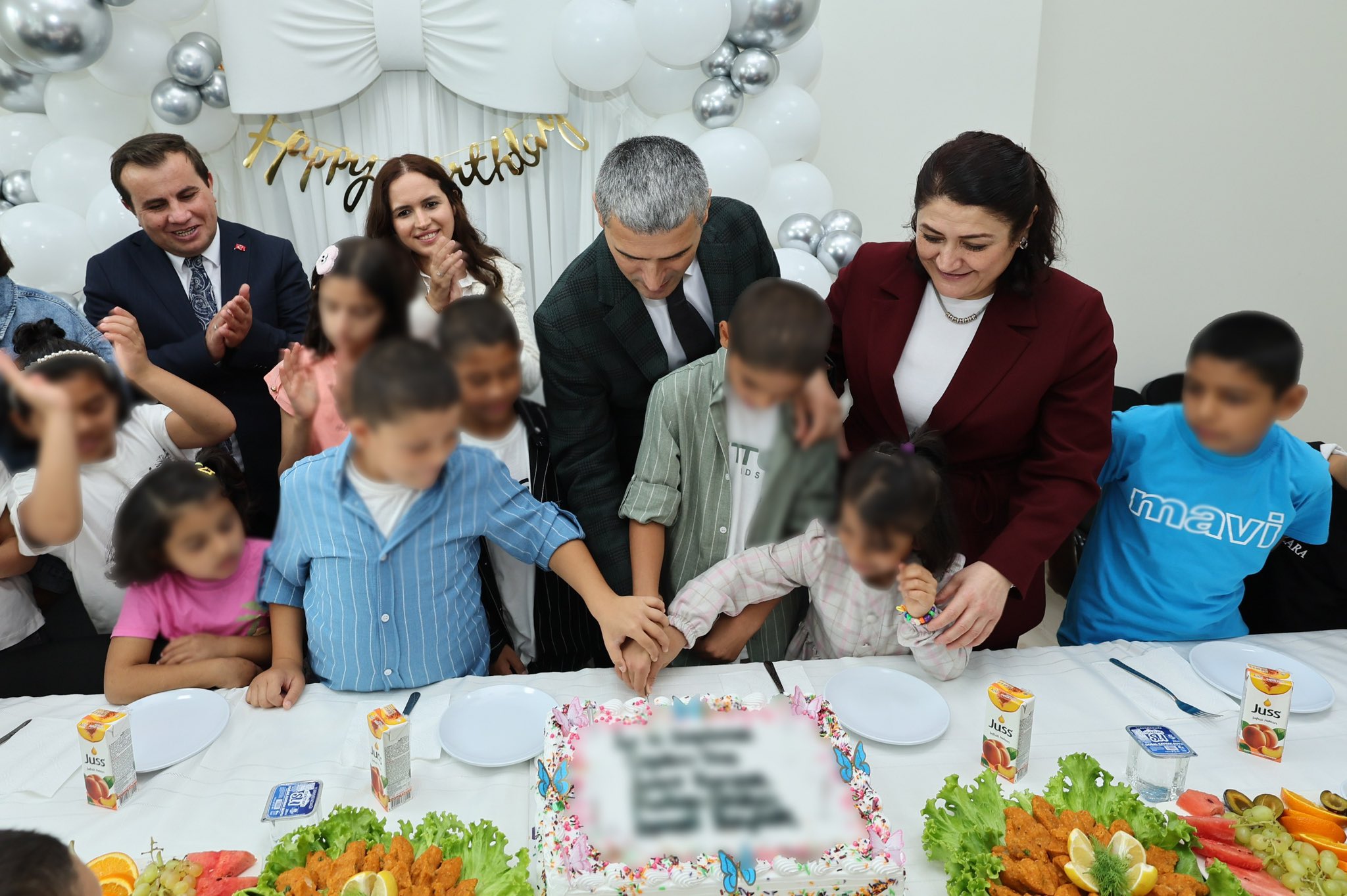 Vali Aktaş ve eşi çocuklarla bir araya geldi