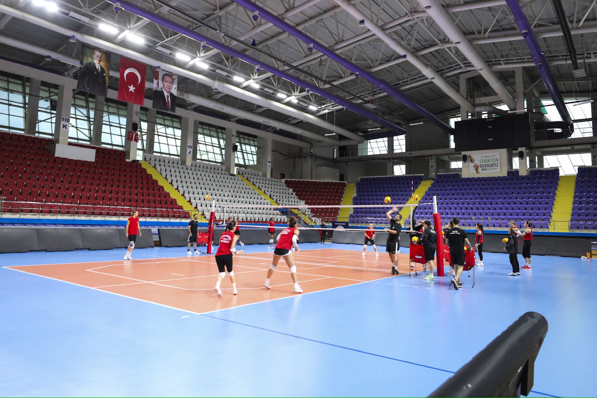 Burcu Köksal’dan Zaferin Sultanları’na moral ziyareti