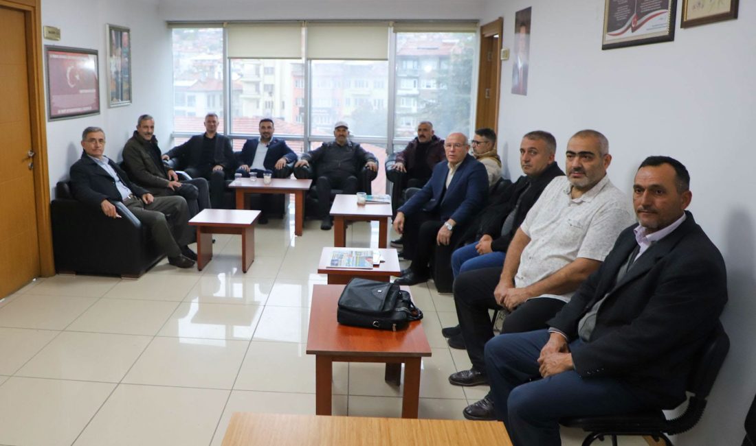 AK Parti Afyonkarahisar İl Başkanı Dr. Özgür Kavak, vatandaşlar ve