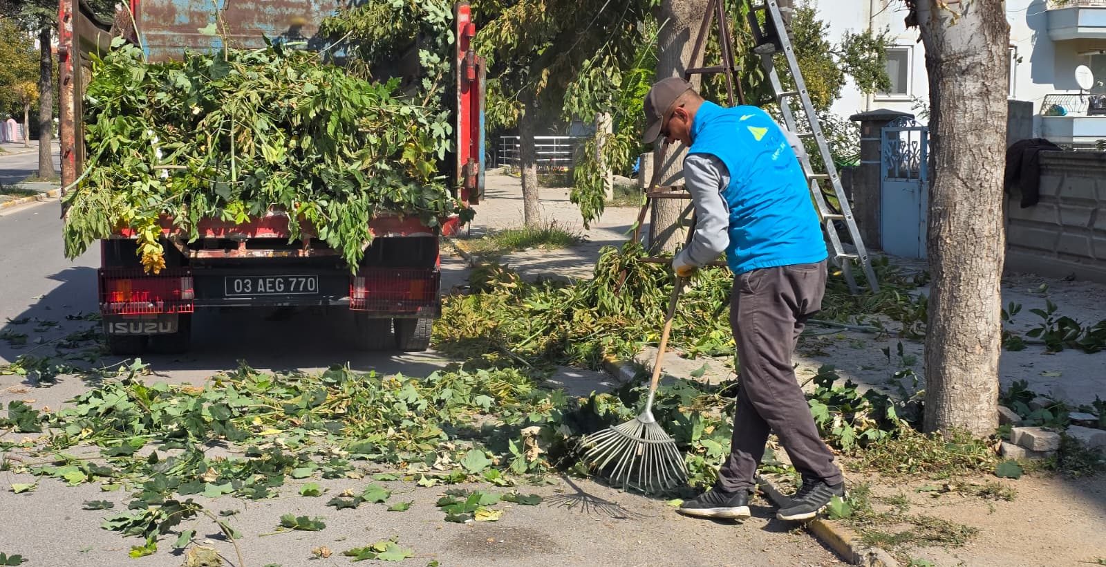 Fen İşleri Müdürlüğü Park ve Bahçeler ekiplerince yürütülen çalışmalar kapsamında