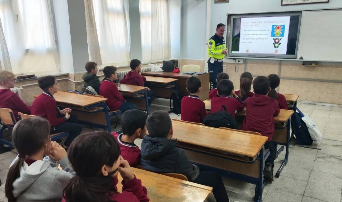 Eğitim kapsamında 29 öğrenciye trafik işaretleri ve anlamları, yayaların trafikte
