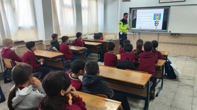 Eğitim kapsamında 29 öğrenciye trafik işaretleri ve anlamları, yayaların trafikte