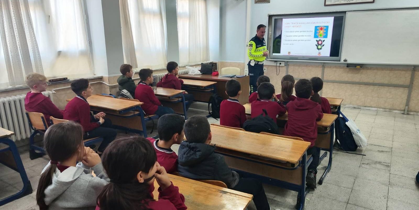 Eğitim kapsamında 29 öğrenciye trafik işaretleri ve anlamları, yayaların trafikte