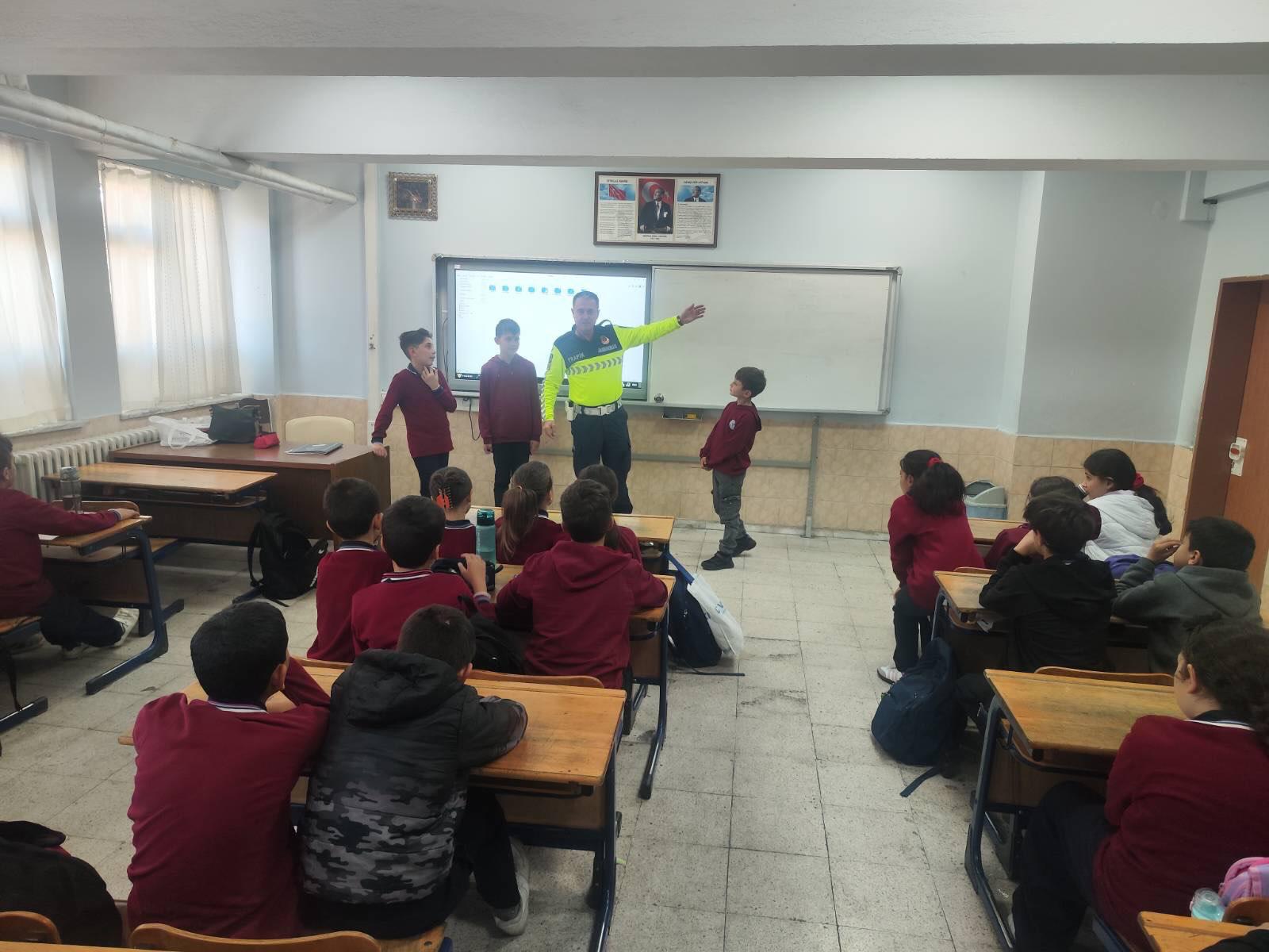 Jandarmadan öğrencilere trafik eğitimi ve sürpriz hediyeler