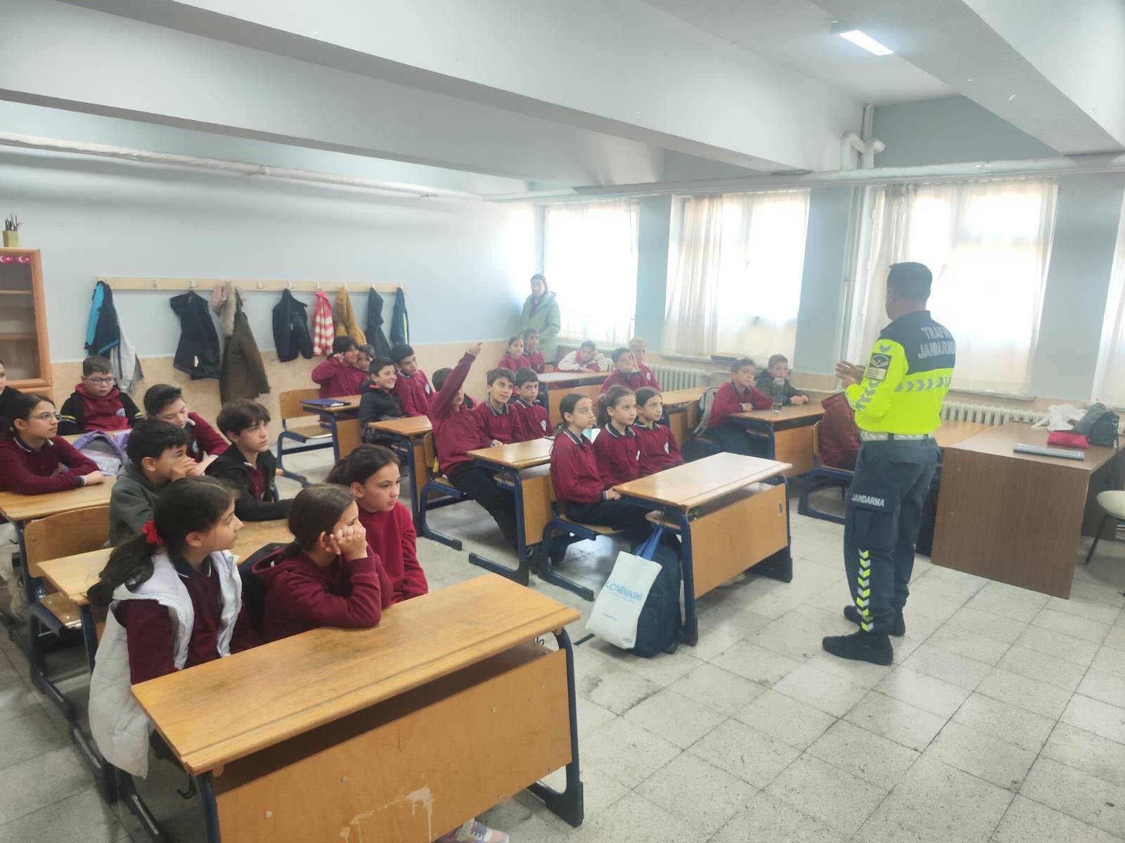 Jandarmadan öğrencilere trafik eğitimi ve sürpriz hediyeler