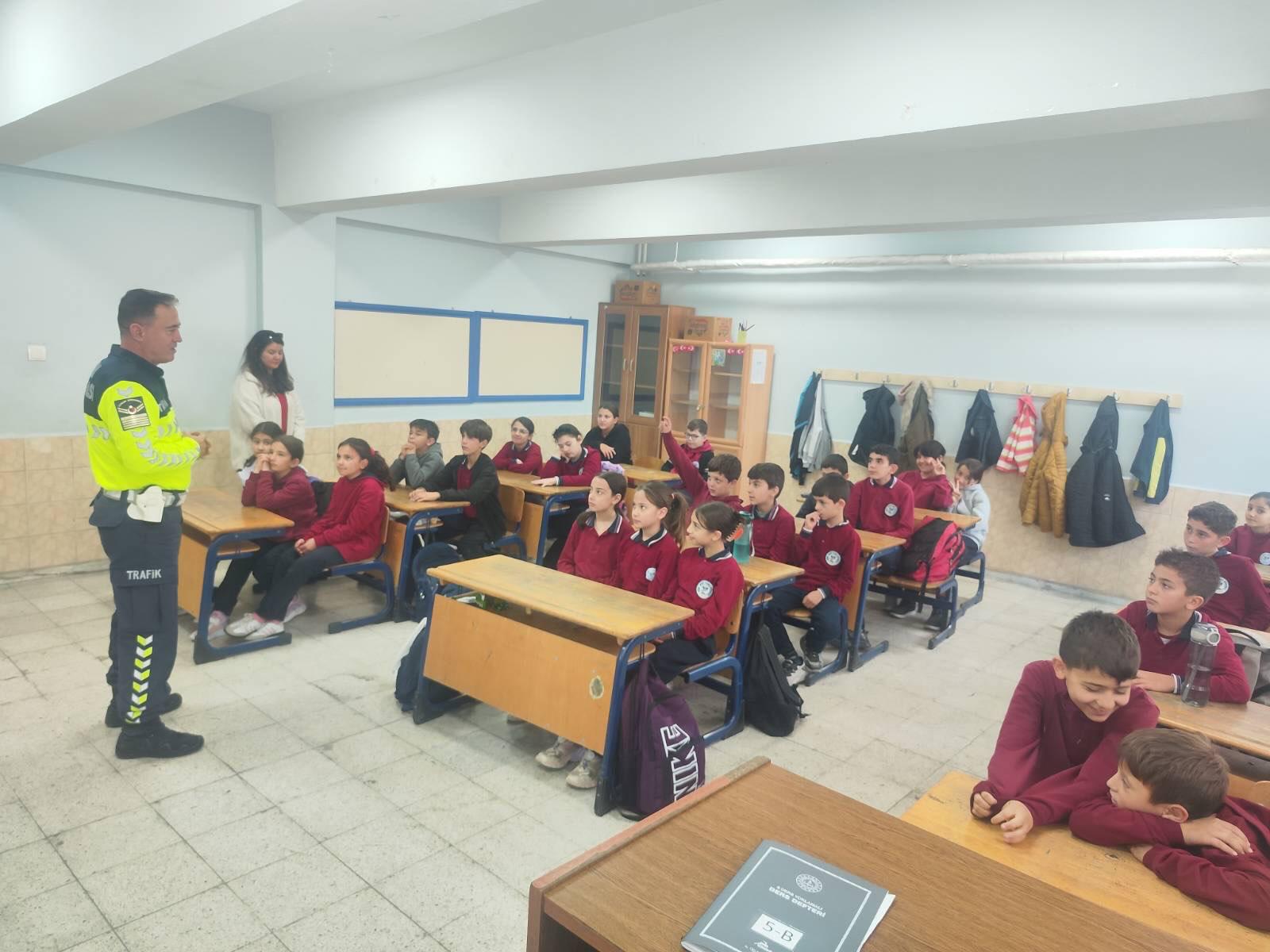 Jandarmadan öğrencilere trafik eğitimi ve sürpriz hediyeler