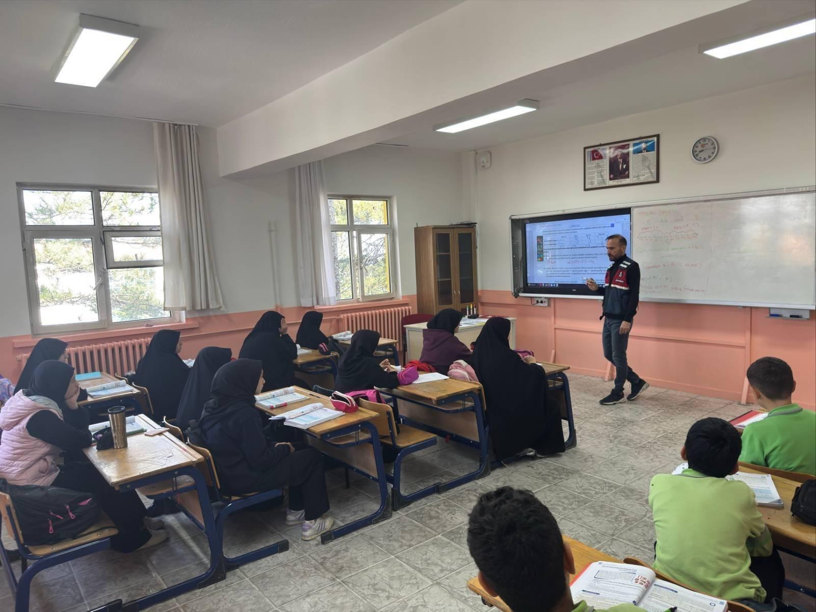 Jandarmadan okullarda siber güvenlik seferberliği