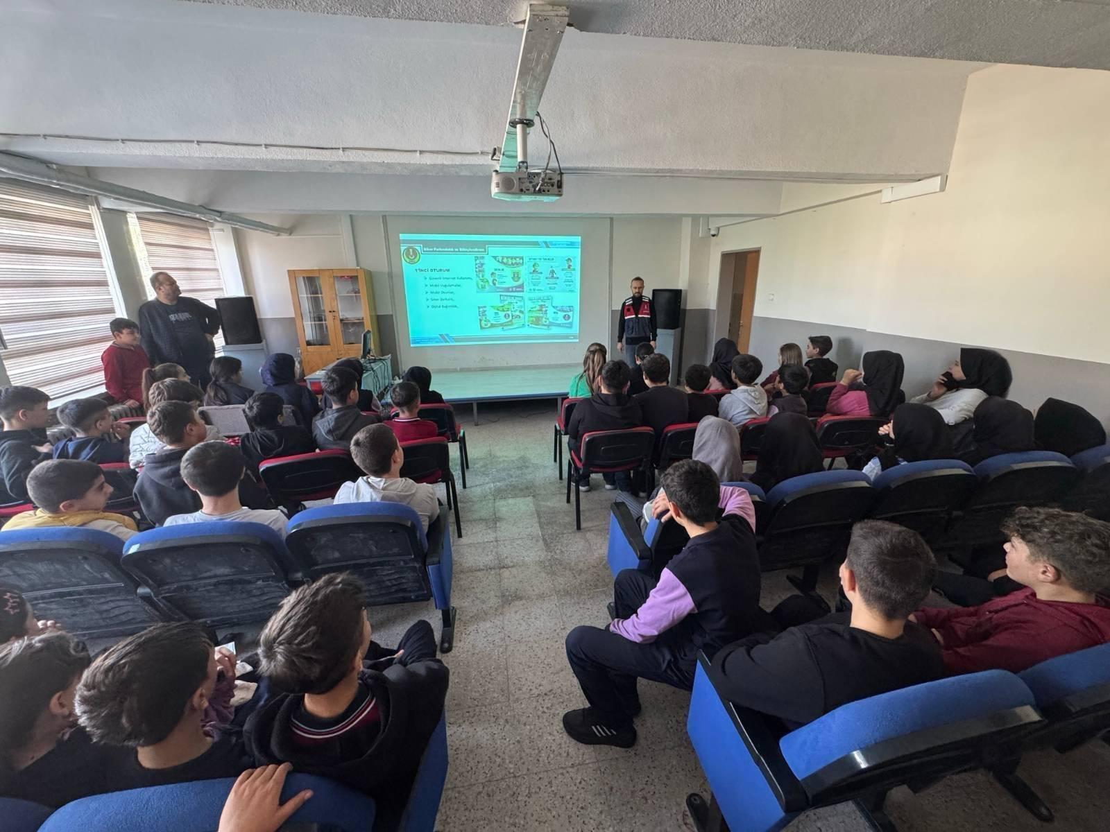 Jandarmadan okullarda siber güvenlik seferberliği
