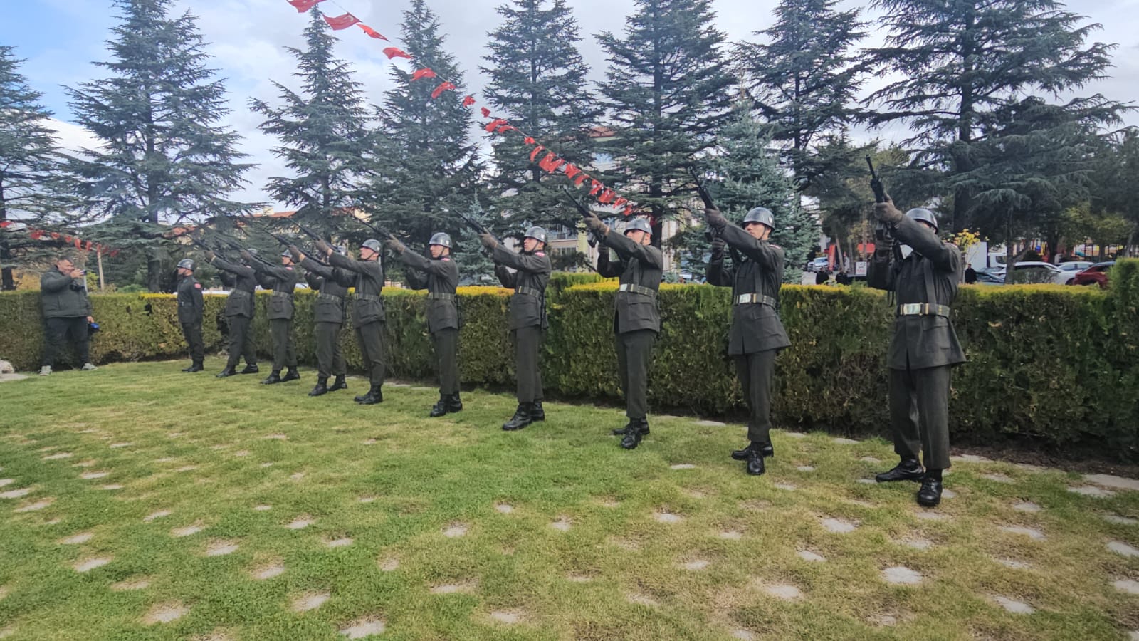 Kocatepe Parkı’nda Cumhuriyet’e saygı duruşu
