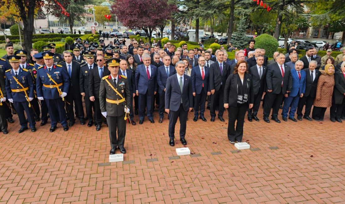 Afyonkarahisar’da Cumhuriyet’in kuruluş yıl dönümü dolayısıyla Kocatepe Parkı’nda çelenk sunma