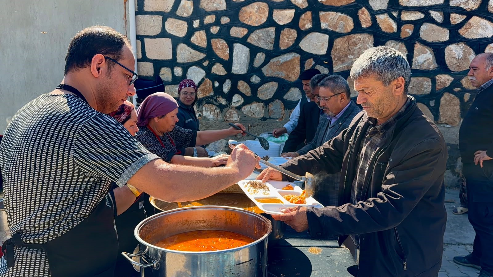 Memleketine gelen vatandaştan büyük vefa