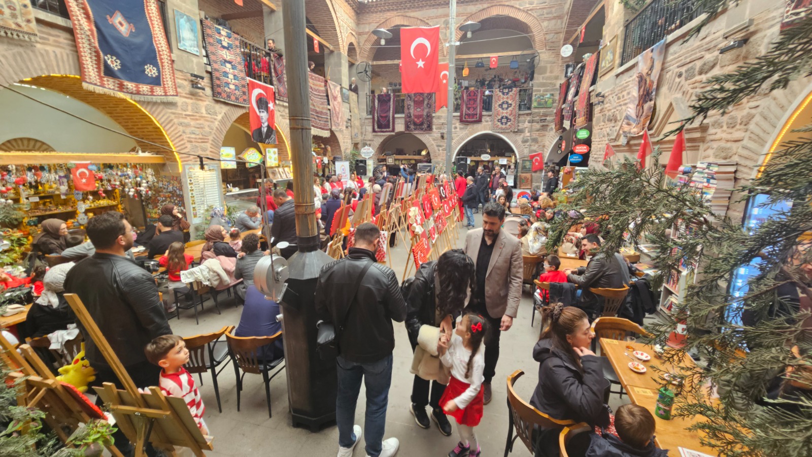 Minik ellerin bayrak sevgisi