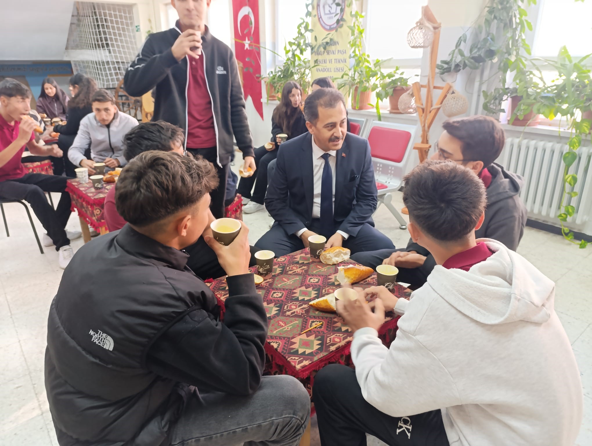 Öğrenciler, güne sıcak çorba ile başladı