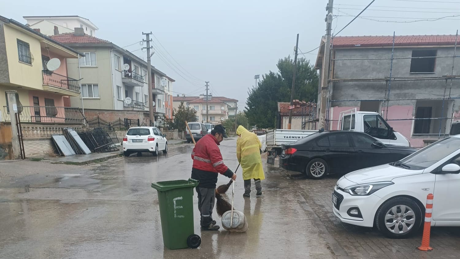 Sağanak yağış temizlik çalışmalarını durduramadı