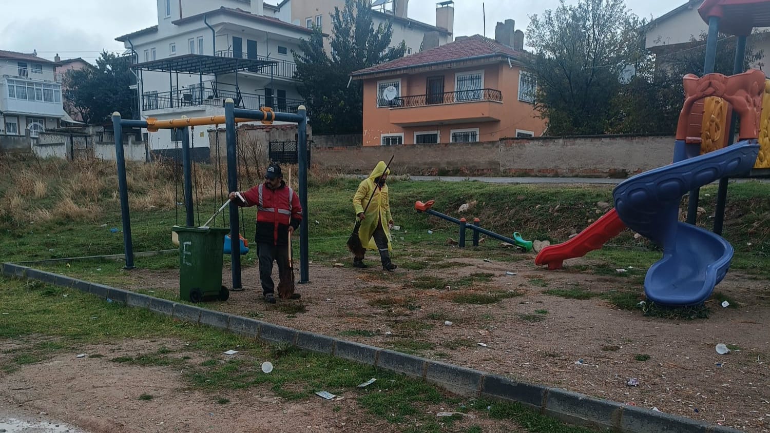 Sağanak yağış temizlik çalışmalarını durduramadı